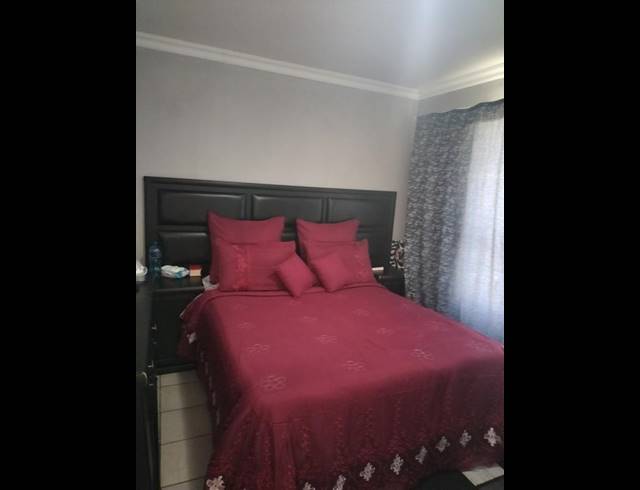 2 BEDROOM APARTMENT FOR SALE IN ROODEPOORT WEST